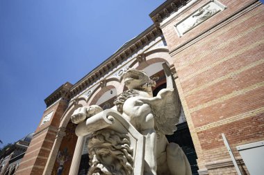 Velazquez Sarayı (Palacio de Velazquez) en Buen Retiro Parkı (Parque de El Retiro) Madrid, İspanya 2018-08-11