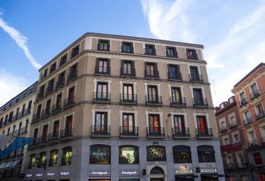 Güzel klasik geleneksel Avrupa mimari İspanya - Madrid 2018-08-13 ünlü başkenti sokaklarında
