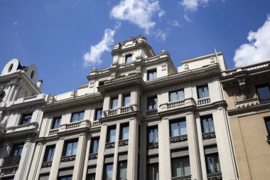 Güzel klasik geleneksel Avrupa mimari İspanya - Madrid ünlü başkenti sokaklarında 
