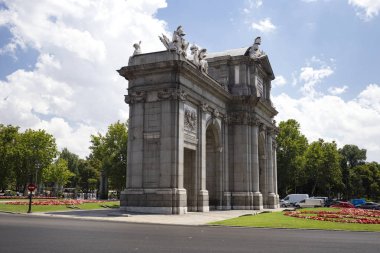 İspanya'nın ünlü başkentinin sokaklarında güzel klasik geleneksel Avrupa mimarisi - Madrid 2018-08-11 