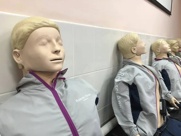 Muñeca maniquí maniquí simulador de entrenamiento realista para pr médica —  Fotos de Stock