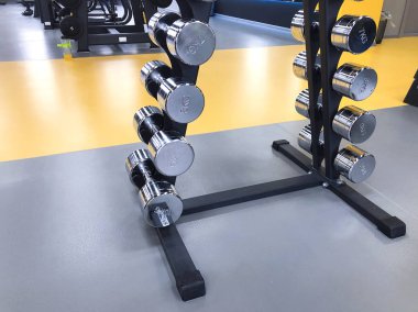 Fitness ve egzersiz ekipman: modern metal çelik sil kümesi