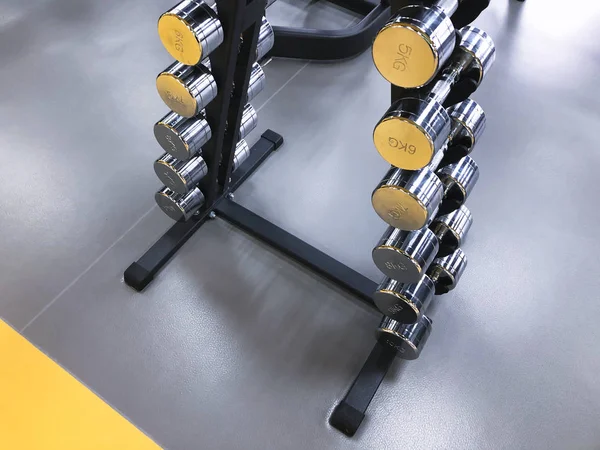 Attrezzature per il fitness e l'allenamento: set del moderno sil in acciaio metallico — Foto Stock