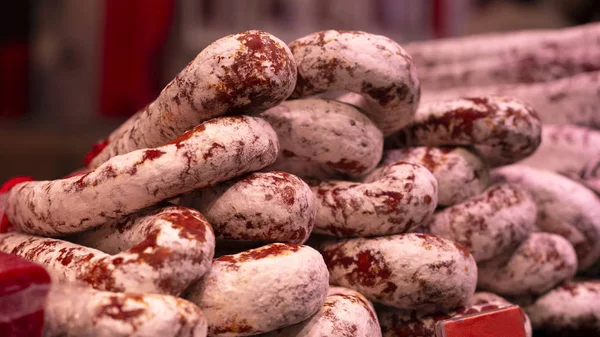 Traditionele Premium pittige chorizo op de markt showcase. Smakelijke gastronomische delicatessen. — Stockfoto