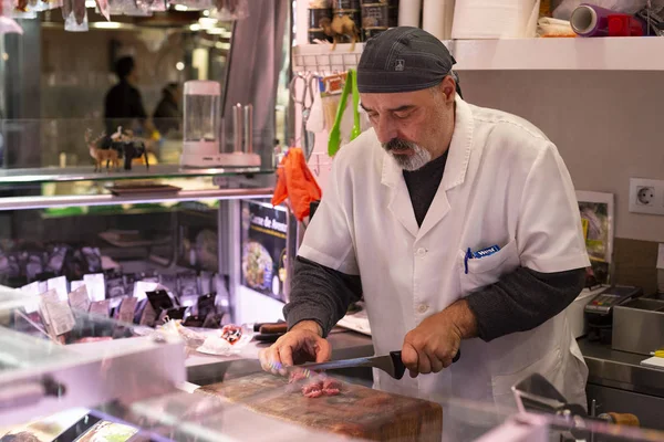 olgun kasap kesme et wuth Barselona, Katalonya, İspanya 2019-04-30 de ünlü pazarda büyük özel bıçak