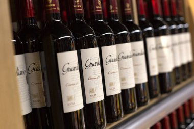 İspanya'da şarap bölgesi - Rioja kökenli nitelikli atama ile İspanyol yüksek kaliteli şarap Rioja. Cam şişelerde ünlü İspanyol şarabı. Barselona, Katalonya, İspanya 2019-04-30