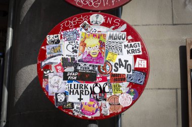 Yol işareti Barselona, Katalonya, İspanya sokakta çıkartmalar ile kaplı. 30 Nisan, 2019