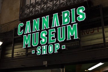 Yasal marihuana. Barselona, Katalonya, İspanya caddesinde yeşil tabela esrar müze dükkanı, 30 Nisan, 2019