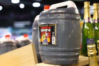 Barselona' da dükkanın rafında geleneksel İspanyol kırmızı şarap sangria büyük plastik 5 litre şişe, Katalonya, İspanya, 30 Nisan, 2019