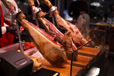 Barselona, Katalonya, İspanya ünlü pazarda İspanyol geleneksel iberico jamon prim et. 30 Nisan, 2019