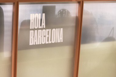 Yazıt Hola, merhaba İspanyolca, Barselona, Katalonya, İspanya otelinde. 2019-05-01.