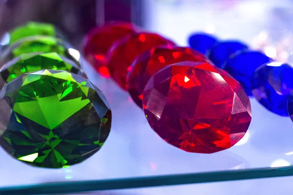 Verschiedene Arten von Edelsteinen in der Vitrine des Geschäfts in Barcelona, Katalonien, Spanien. 01.05.2019 — Stockfoto