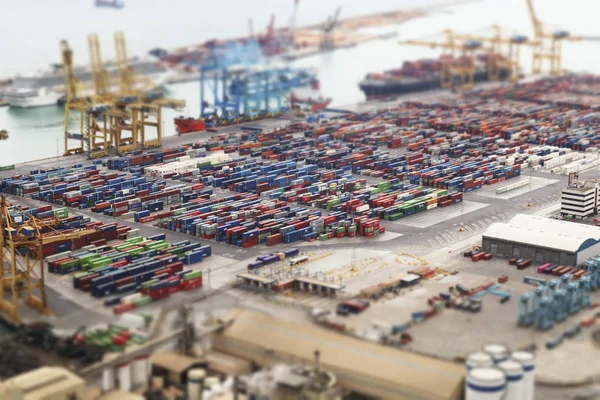 Вид з повітря на морському порту і контейнери з сучасним ефектом Tilt-Shift фото. Барселона, Каталонія, Іспанія 2019-04-28 — стокове фото