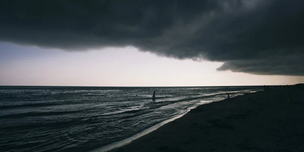 Panoramiczny widok panoramiczny na błękitne morze lub ocean z dramatycznym tonowanie na zachodzie słońca. Duże czarne chmury huraganowe. Bez granic machając morzem. Fascynujące i uspokajające tło. — Zdjęcie stockowe