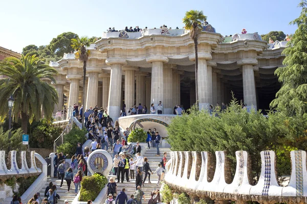 公園ゲル、バルセロナ、カタルーニャ、スペインで最も有名な観光スポットの一つで観光客の大規模なグループ 2019-05-01 — ストック写真