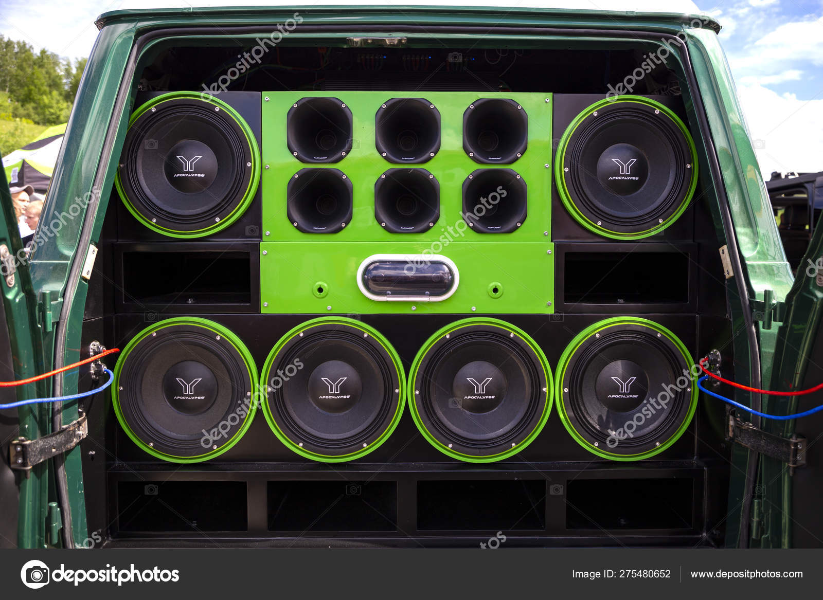 Tuning modernes Auto mit extrem leistungsstarkem Audiosystem. Subwoofer-Bassstimmung.  Tuning-Show in Russland, Tomsk 2019-06-15-Stockillustration von ©Bulgn  #275480652