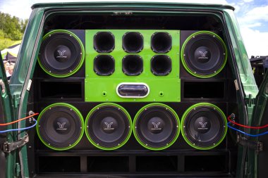 Aşırı güçlü ses sistemi ile modern araba tuning. Subwoofer bas aparat. Rusya'da tuning gösterisi, Tomsk 2019-06-15