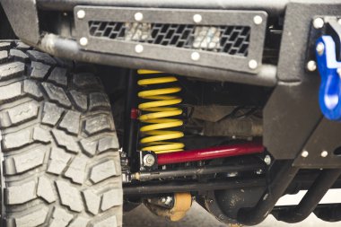 Büyük off road araba bobin bahar. Arabada sarı amortisör.