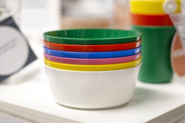 partiler için renkli plastik sofra, kamp, çocuklar