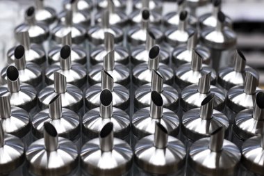 Metal kapak lı ve dağıtıcılı bir sürü cam şeker kase. Zabıt ve gereçleri, mutfak, restoran ekipmanları