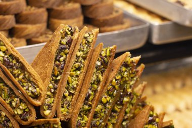 Vitrinde geleneksel lezzetli türk tatlıbaklavası. Farklı türde Türk lezzetleri. Türkiye'den popüler hediyelik eşya lar ve atıştırmalıklar.
