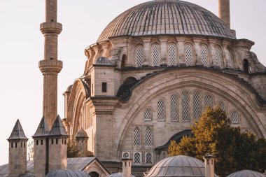 Ünlü müze Ayasofya'nın İstanbul'da kapatılması. Gün batımında İstanbul şehir merkezinde ki en önemli turistik mekanlardan biri.