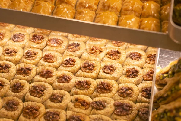 Traditionele heerlijke Turkse dessert baklava in de etalage showcase. Verschillende soorten Turkse lekkernijen. Populaire souvenirs en snacks uit Turkije. — Stockfoto