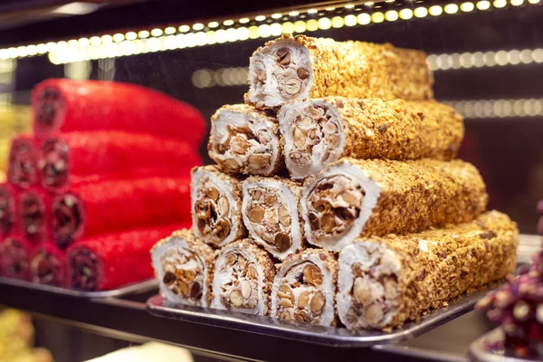 Traditionele heerlijke Turkse desserts in de etalage vitrine. Verschillende soorten Turkse lekkernijen. Populaire souvenirs en snacks uit Turkije. — Stockfoto