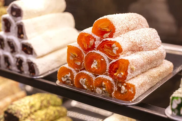 Traditionele heerlijke Turkse desserts in de etalage vitrine. Verschillende soorten Turkse lekkernijen. Populaire souvenirs en snacks uit Turkije. — Stockfoto