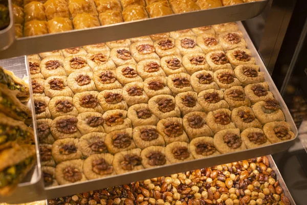 Délicieux traditionnel dessert turc baklava dans la vitrine de la vitrine. Différents types de délices turcs. Souvenirs populaires et collations de Turquie . — Photo