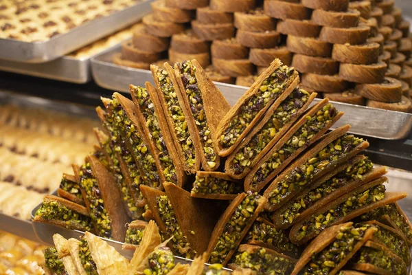 Traditionele heerlijke Turkse dessert baklava in de etalage showcase. Verschillende soorten Turkse lekkernijen. Populaire souvenirs en snacks uit Turkije. — Stockfoto