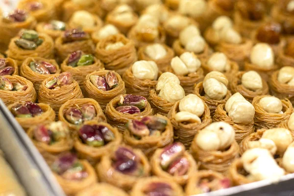 Traditionele heerlijke Turkse desserts in de etalage vitrine. Verschillende soorten Turkse lekkernijen. Populaire souvenirs en snacks uit Turkije. — Stockfoto