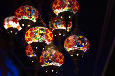 Geleneksel mozaik çok renkli türk lambaları veya fenerler ile alışveriş. Türkiye'den popüler bir hatıra. İstanbul, Türkiye, 2019-08-11