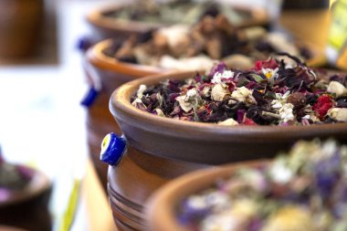 Doğal organik çay farklı türleri ile Pazar. Doğu çarşısı.