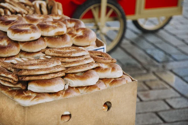 Pão circular tradicional simit com sementes de gergelim, também conhecido como bagel turco . — Fotografia de Stock