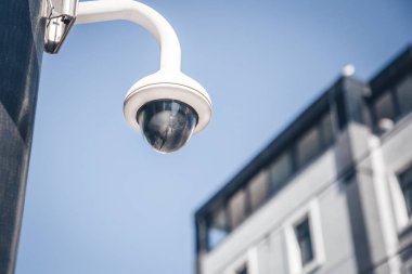 Sokaktaki modern güvenlik kameraları. Cctv ekipmanları. Arka planda mavi gökyüzü. Koruma ve kontrol konsepti.