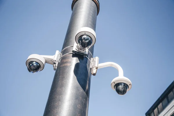 Moderne bewakingscamera's op straat. CCTV-apparatuur. Blauwe hemel op de achtergrond. Beschermings-en controle concept. — Stockfoto