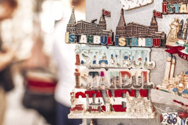 Buzdolabı mıknatısları ile vitrin. Alışveriş ve seyahat konsepti. İstanbul, Türkiye'den hediyelik eşyalar. 2019-08-13