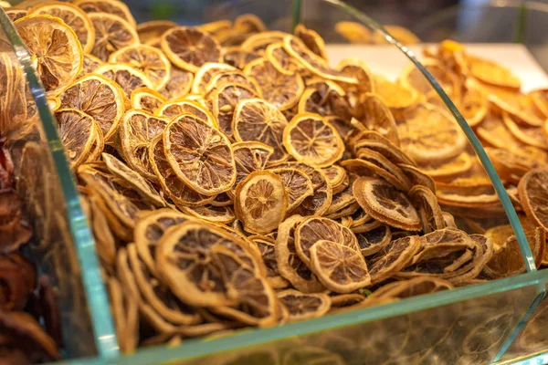 Droge citroen schijfjes op de markt of etalage. — Stockfoto