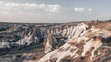 Kapadokya, Türkiye'deki dağların geniş açılı fotoğrafı. Ünlü taş tepeler. Ünlü Türk bölgesinin güzel manzarası. Fotoğraf 16:9.