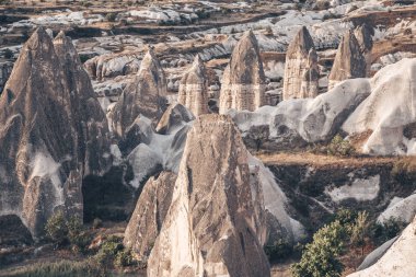 Kapadokya'daki dağlar, Türkiye. Ünlü taş tepeler. Ünlü Türk bölgesinin güzel manzarası.