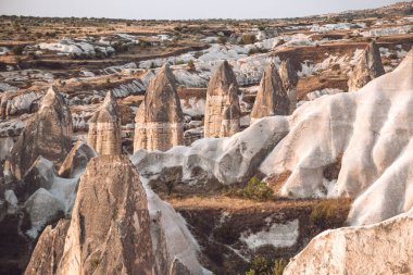 Kapadokya'daki dağlar, Türkiye. Ünlü taş tepeler. Ünlü Türk bölgesinin güzel manzarası.