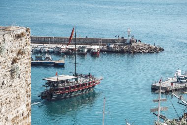 Yolcularla dolu bir tekne. Tekne gezileri ve gezi konsepti. Antalya, Türkiye 2019-08-18