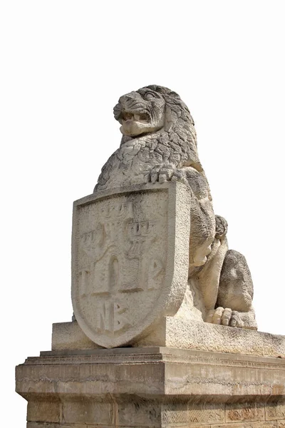 Ізольована Скульптура Лева Щитом Сидить Єдесталі — стокове фото