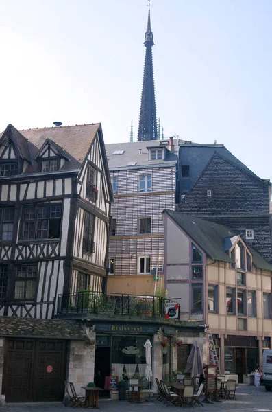 鲁昂街上的中世纪半木结构建筑 — 图库照片