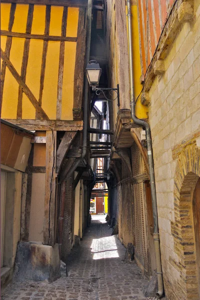 最狭窄的中世纪半木制街道 — 图库照片