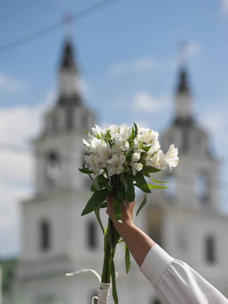 Buketten Vita Blommor Handen Bakgrunden Kyrka Vitrysslands Fredliga Protest Efter — Stockfoto