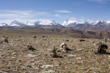 Lalung La Geçidi 'nden Himalaya dağlarına insan yapımı taş yığınıyla bakın.