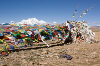 Himalaya dağlarına dua bayraklarıyla Lalung La Geçidi 'nden manzara