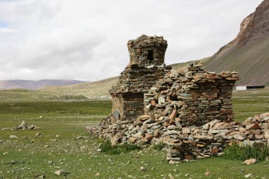 Parikrama sırasında harap olmuş stupalar. Kailash 